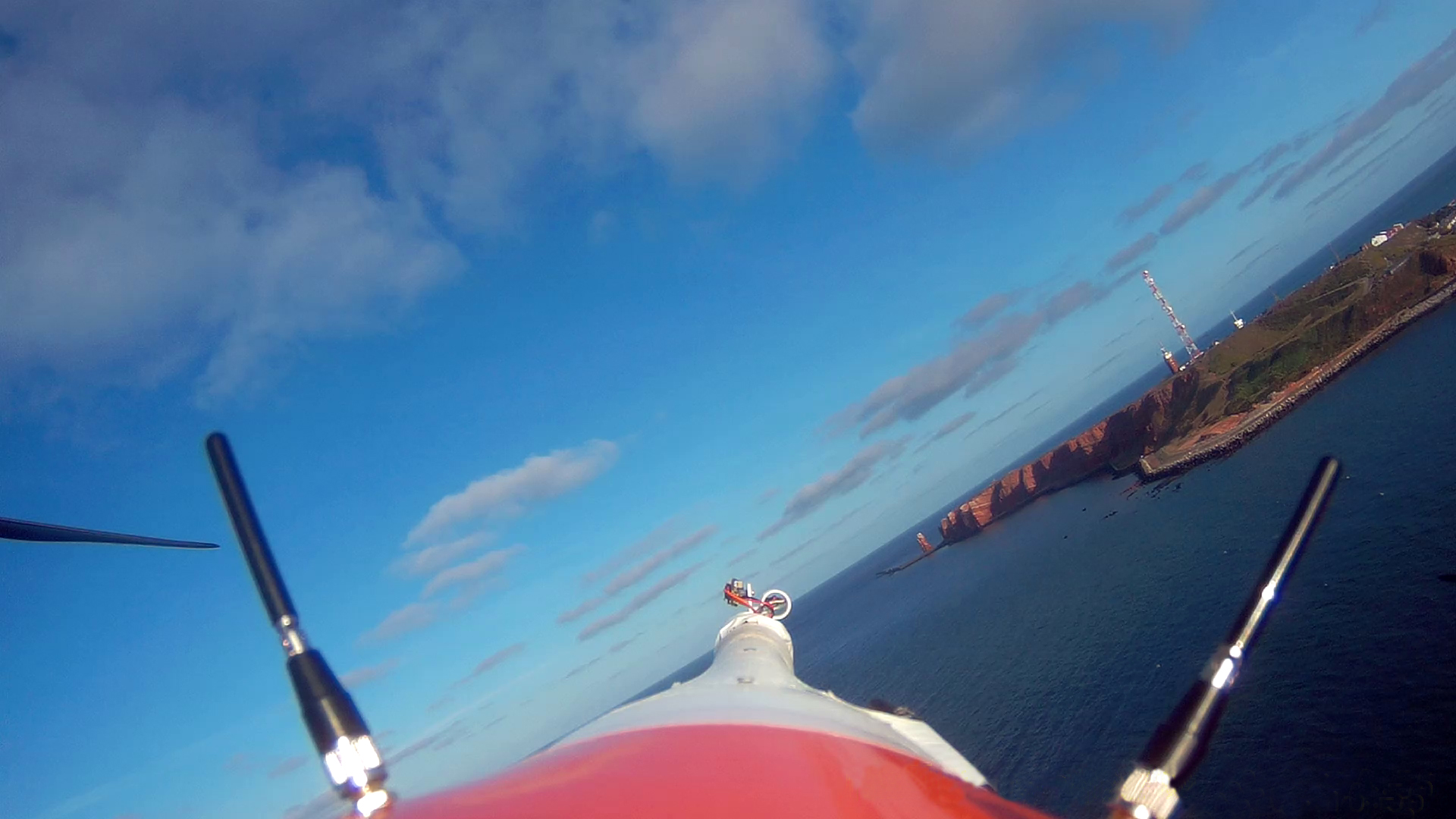 Onboard-Perspektive: Unbemanntes Luftfahrzeug im Anflug auf Helgoland. Onboard-Perspektive: Unbemanntes Luftfahrzeug im Anflug auf Helgoland.