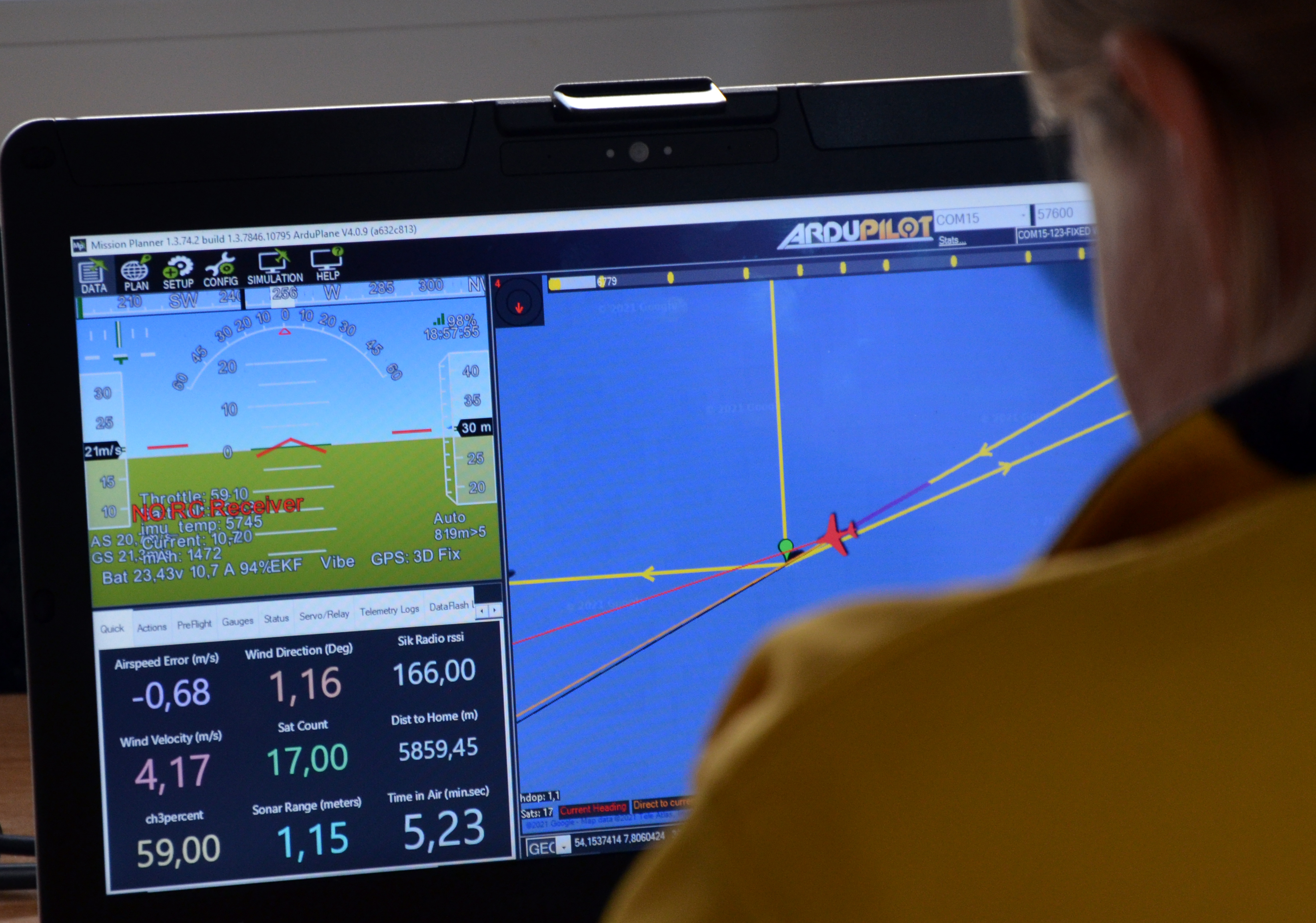 Blick über die Schulter: Überwachung des Fluges aus dem Leitstand des Testzentrums Maritime Technologien. Blick über die Schulter: Überwachung des Fluges aus dem Leitstand des Testzentrums Maritime Technologien.