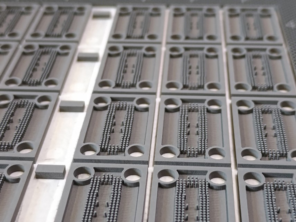 Lasergeschnittene Struktur aus reinem Molybdän Im Siebdruckverfahren hergestellte Hochfrequenzfilter in Groove Gap Waveguide-Architektur für das WR10 Band
