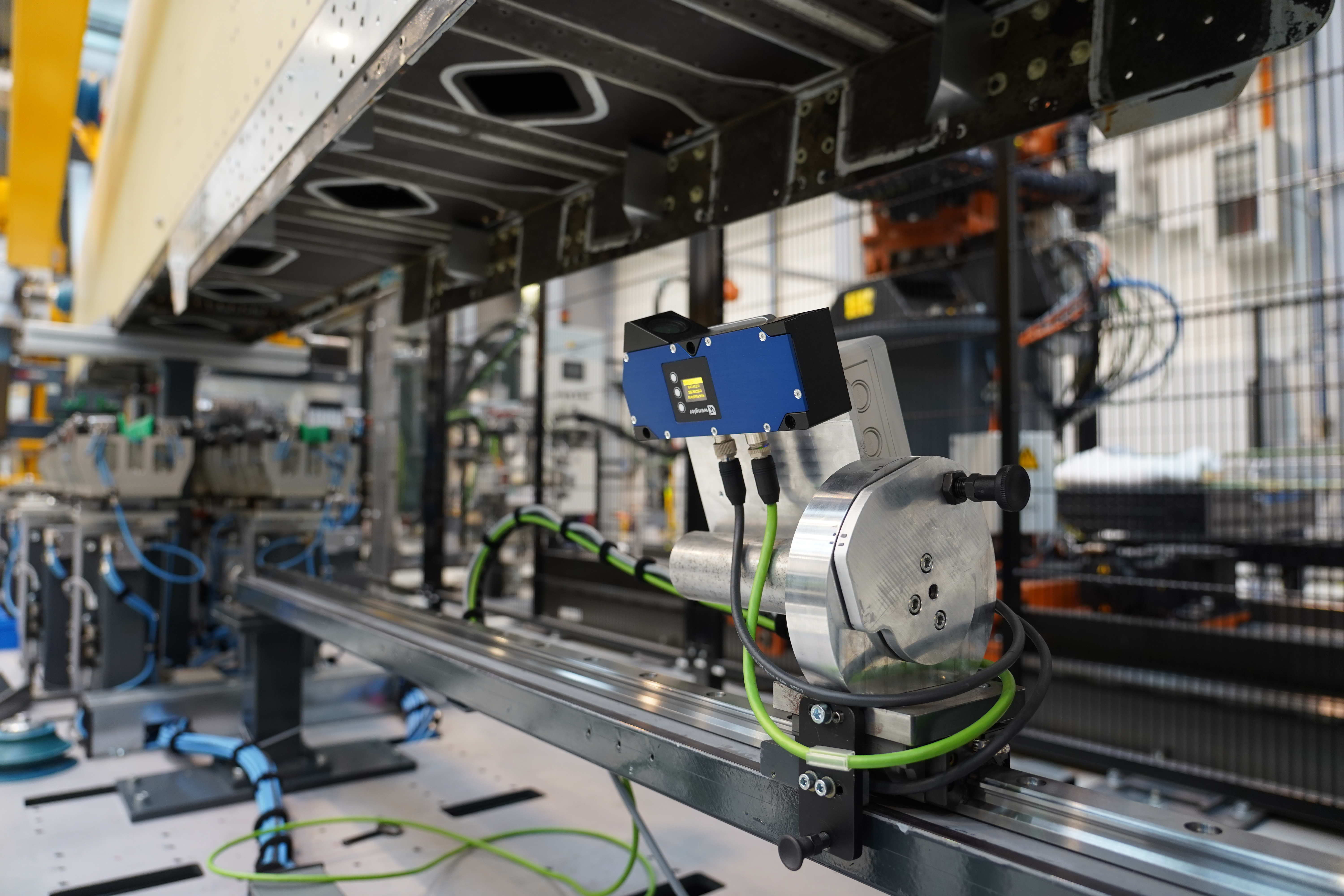 Vermessung der Hinterholmgeometrie einer Flugzeug-Seitenleitwerkbox mittels Linienscanner zur digitalen Ermittlung der Spaltmaße zwischen den Rudergabeln und dem Hinterholm. Vermessung der Hinterholmgeometrie einer Flugzeug-Seitenleitwerkbox mittels Linienscanner zur digitalen Ermittlung der Spaltmaße zwischen den Rudergabeln und dem Hinterholm.