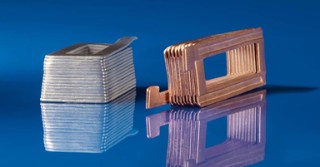 Gegossene Spulen aus Aluminium (links) und Kupfer (rechts), hergestellt im Feinguss.