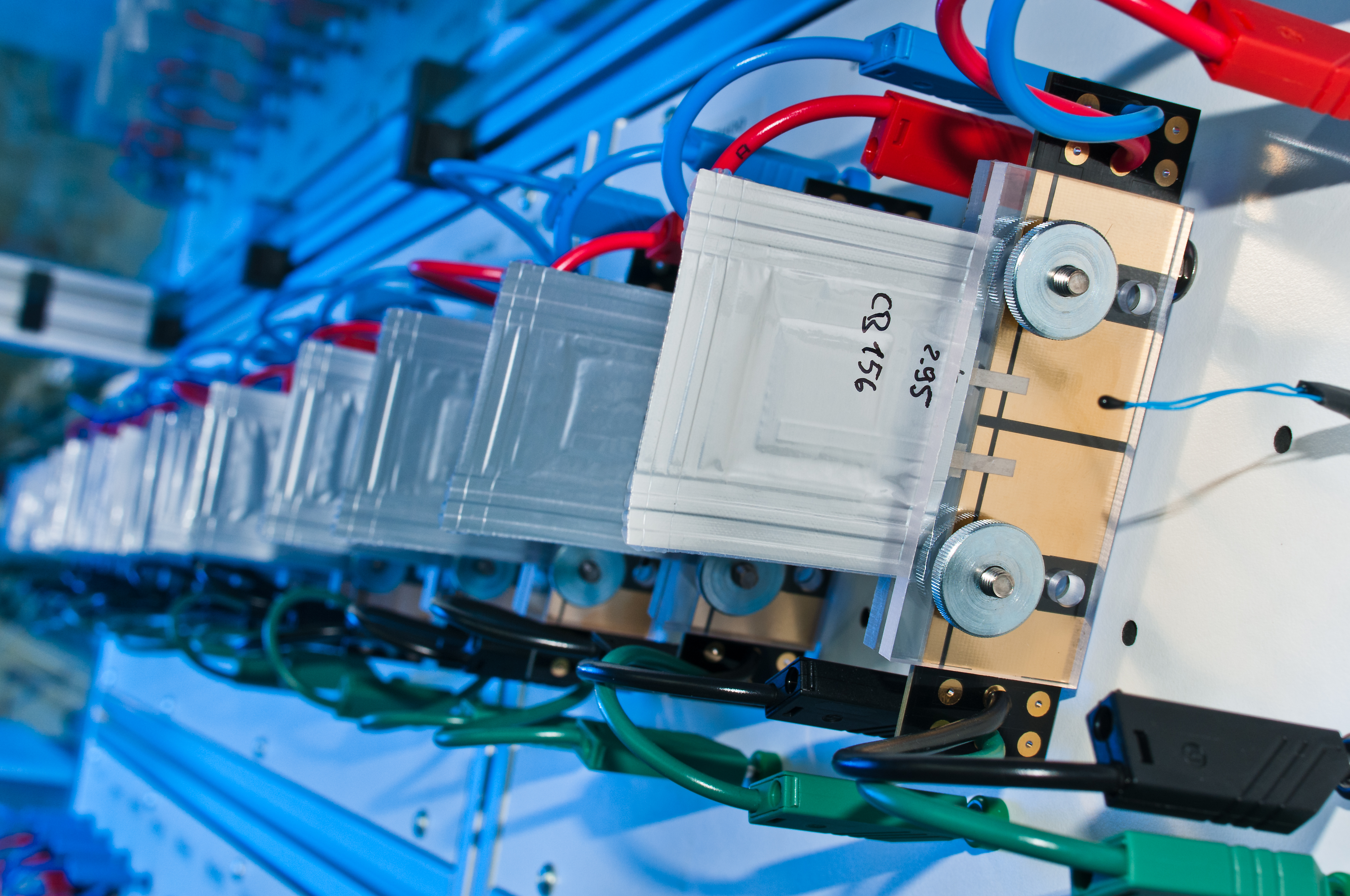 Durch Messung der sog. dynamischen Impedanz der Batteriezellen lässt sich deren Zustand während des Ladevorgangs direkt bestimmen.