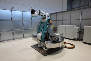 Prototyp Kinematik eines seriellen Industrieroboters mit Hybridantrieben am Fraunhofer IFAM in Stade. 