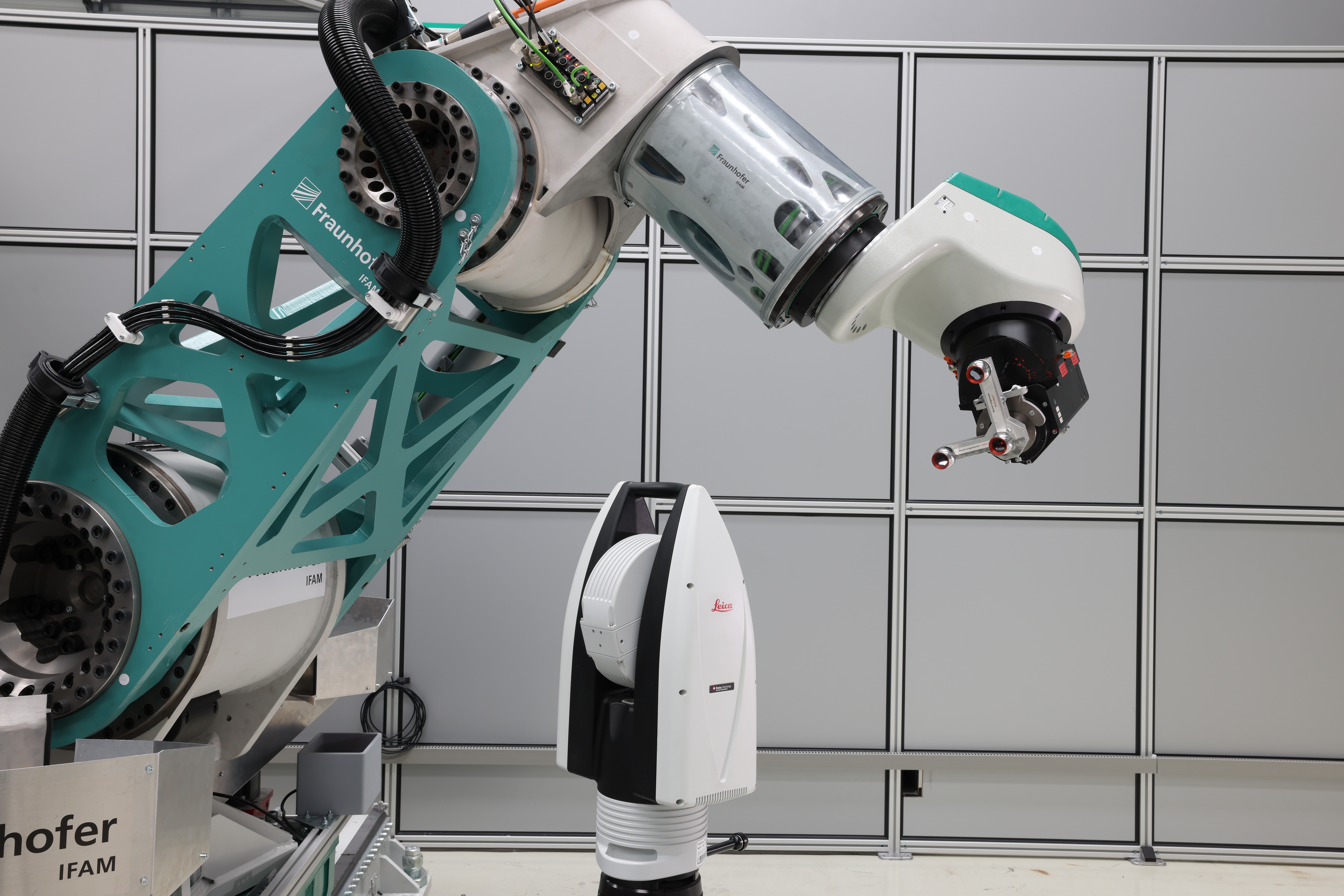 Kalibrierung eines prototypischen Präzisionsroboters mit einem Lasertracker ausgeführt mit einer am Fraunhofer IFAM in Stade entwickelten Kalibrierungsanwendung. Kalibrierung eines prototypischen Präzisionsroboters mit einem Lasertracker ausgeführt mit einer am Fraunhofer IFAM in Stade entwickelten Kalibrierungsanwendung.