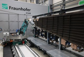 Die im Fraunhofer IFAM in Stade neuentwickelte flexible Fräskinematik mit Hybridantrieb auf einer Linearachse bearbeitet hochpräzise Großbauteile bis zu 8 Meter Länge im 1:1-Maßstab.