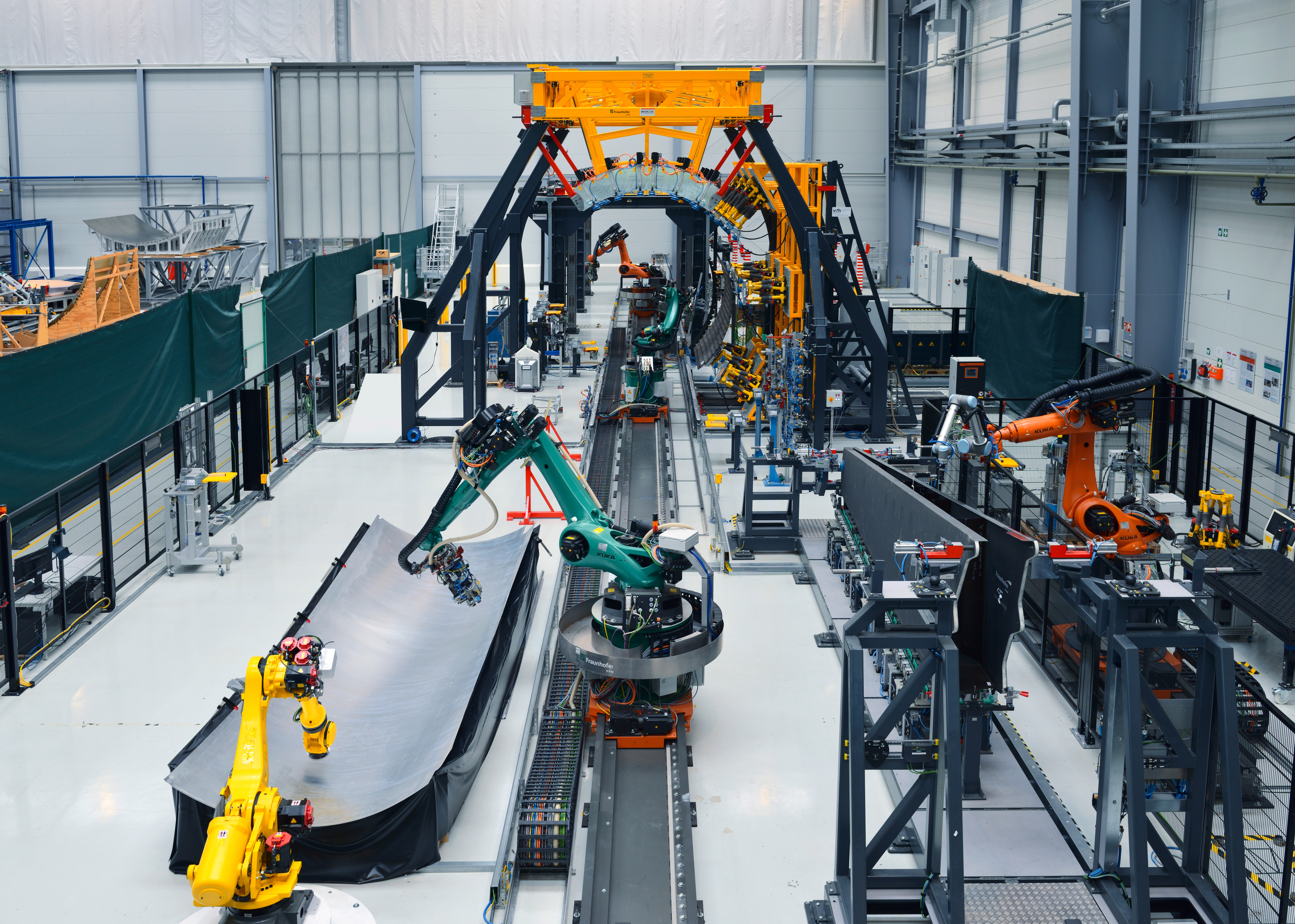 Effiziente und hochpräzise automatisierte Applikations- und Montageprozesse für den Flugzeugbau mittels Industrieroboter auf Linearachse. Effiziente und hochpräzise automatisierte Applikations- und Montageprozesse für den Flugzeugbau mittels Industrieroboter auf Linearachse.