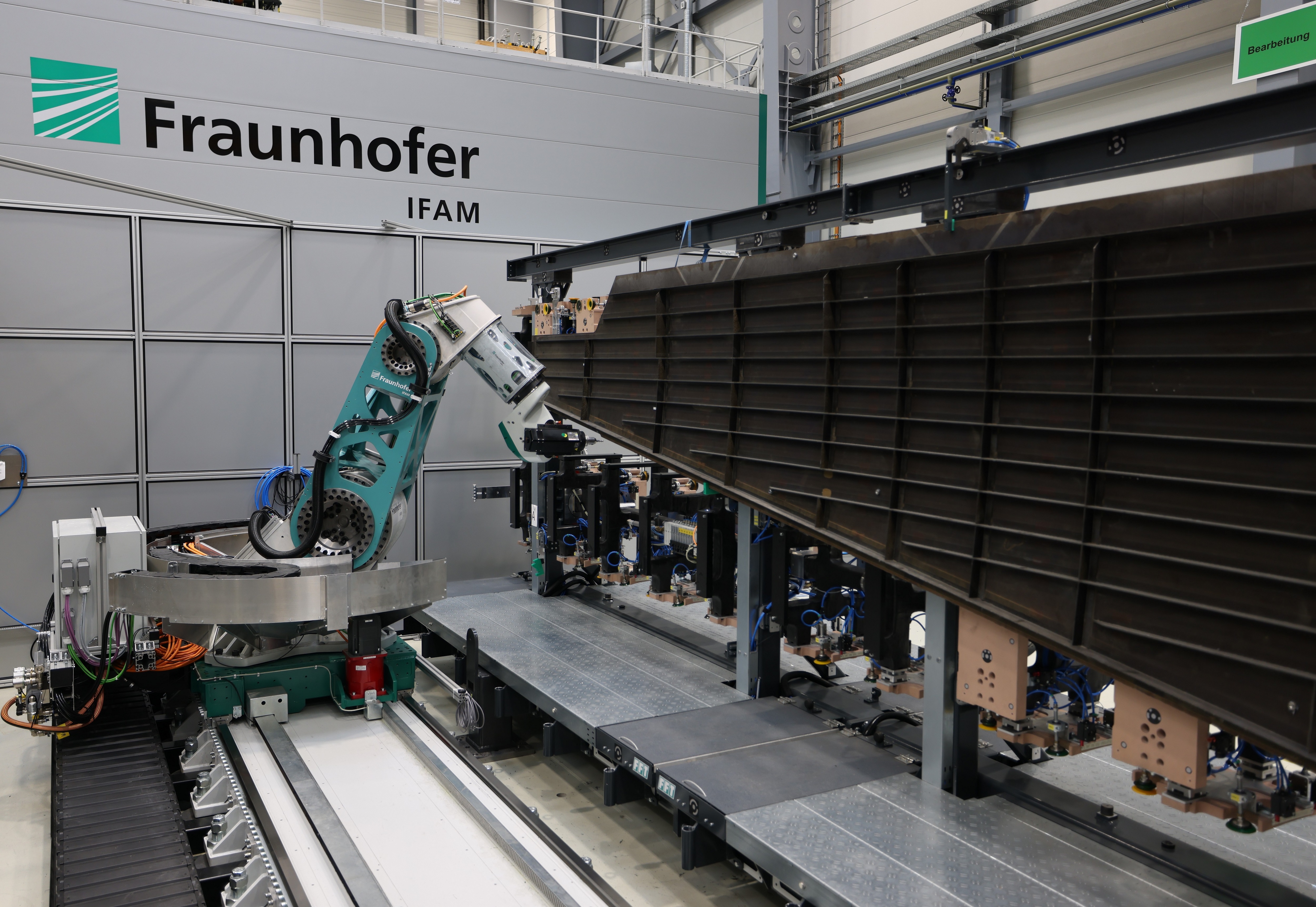 Die im Fraunhofer IFAM in Stade neuentwickelte flexible Fräskinematik mit Hybridantrieb auf einer Linearachse bearbeitet hochpräzise Großbauteile bis zu 8 Meter Länge im 1:1-Maßstab. 