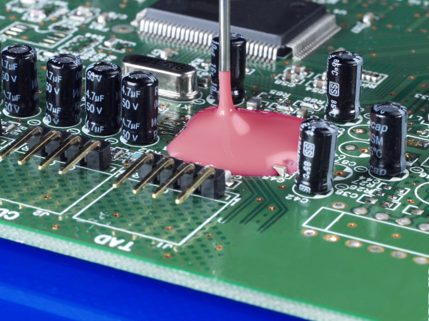 Vergießen eines elektronischen Bauteils.