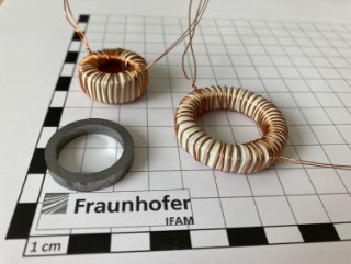 Ringkerne - unbewickelt und bewickelt für die magnetische Charakterisierung