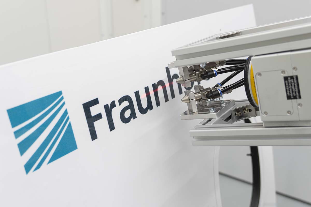 Laserentlackung in Kombination mit CO2-Schneereinigung Laserentlackung in Kombination mit CO2-Schneereinigung zur selektiven Entschichtung und Abreinigung von Ablationsprodukten