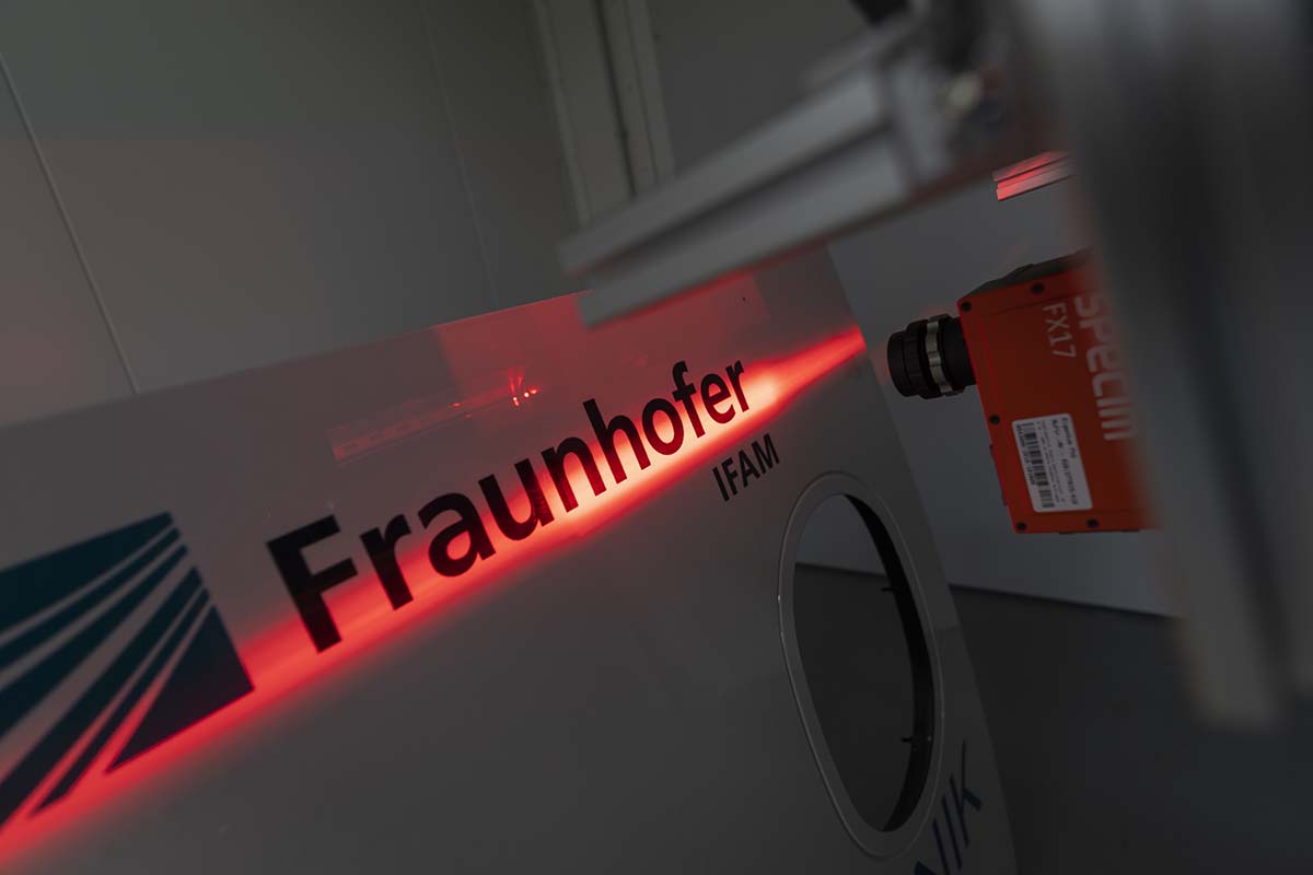 Inlinefähige Hyperspektralkamera Verschiedene optische Prüfmethoden für die Qualitätssicherung der Oberflächenbehandlung stehen zur Verfügung, hier eine inlinefähige Hyperspektralkamera.