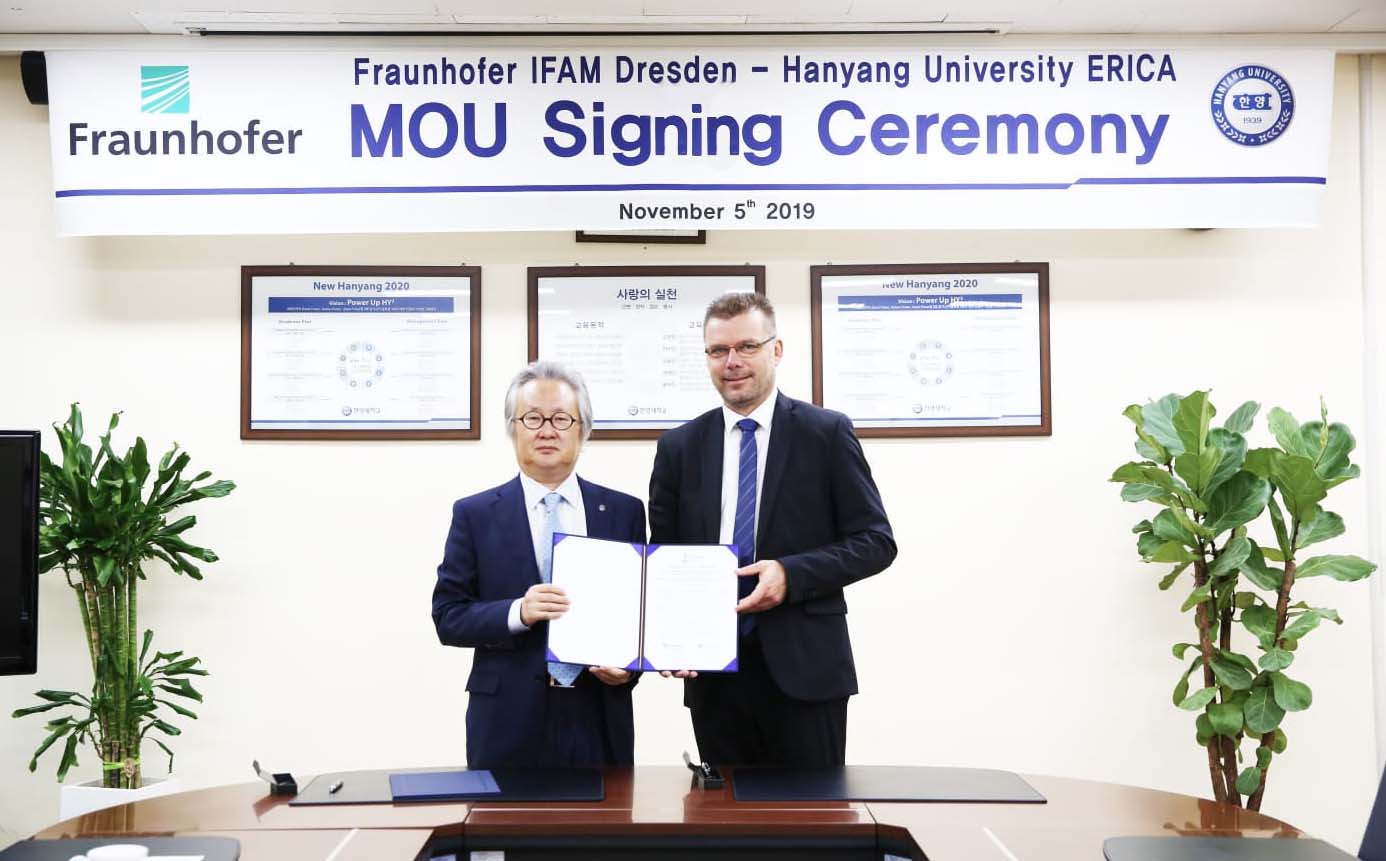Dr. Thomas Weißgärber (Fraunhofer IFAM Dresden, right) and Dr. Nae-won Yang (Executive Vice President and Chairman of ERICA, Hanyang University, left) present the joint Memorandum of Understanding