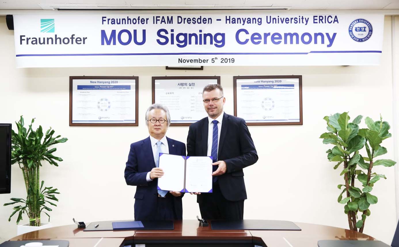 Dr. Thomas Weißgärber (Fraunhofer IFAM Dresden, right) and Dr. Nae-won Yang (Executive Vice President and Chairman of ERICA, Hanyang University, left) present the joint Memorandum of Understanding Dr. Thomas Weißgärber (Fraunhofer IFAM Dresden, right) and Dr. Nae-won Yang (Executive Vice President and Chairman of ERICA, Hanyang University, left) present the joint Memorandum of Understanding