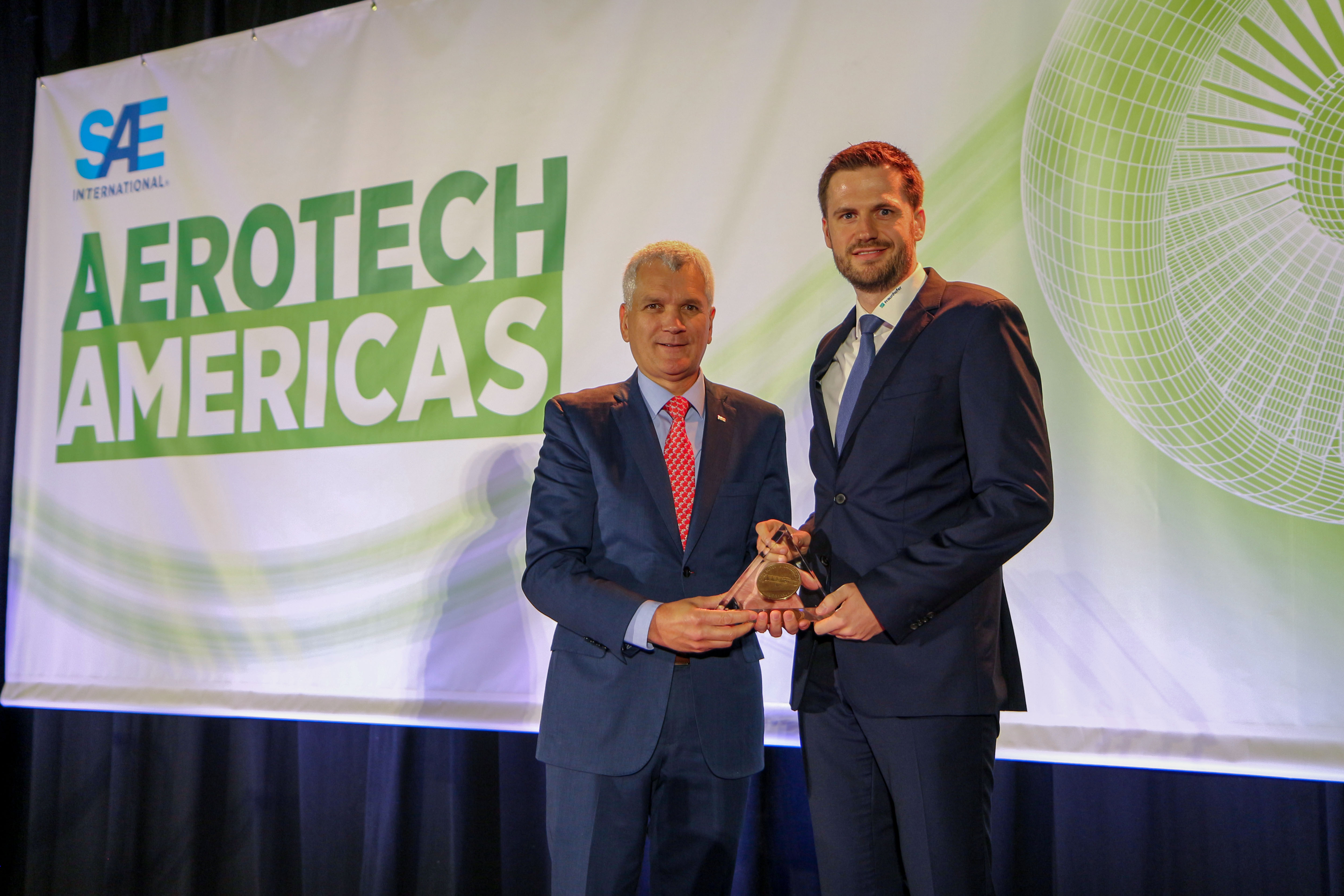 At the Aerotech Americas Congress 2019 in Charleston, South Carolina, USA, the President of SAE International Dr. h.c. Paul Mascarenas, B.Sc., (on the left) presented Dipl.-Ing. Christian Möller of Fraunhofer IFAM, Stade, Germany, with the Wright Brothers Medal on behalf of the team of authors.