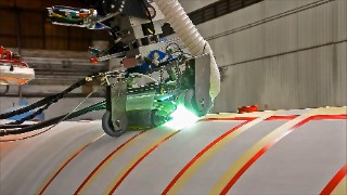 Automated coating of riblets varnish on rotor blades.