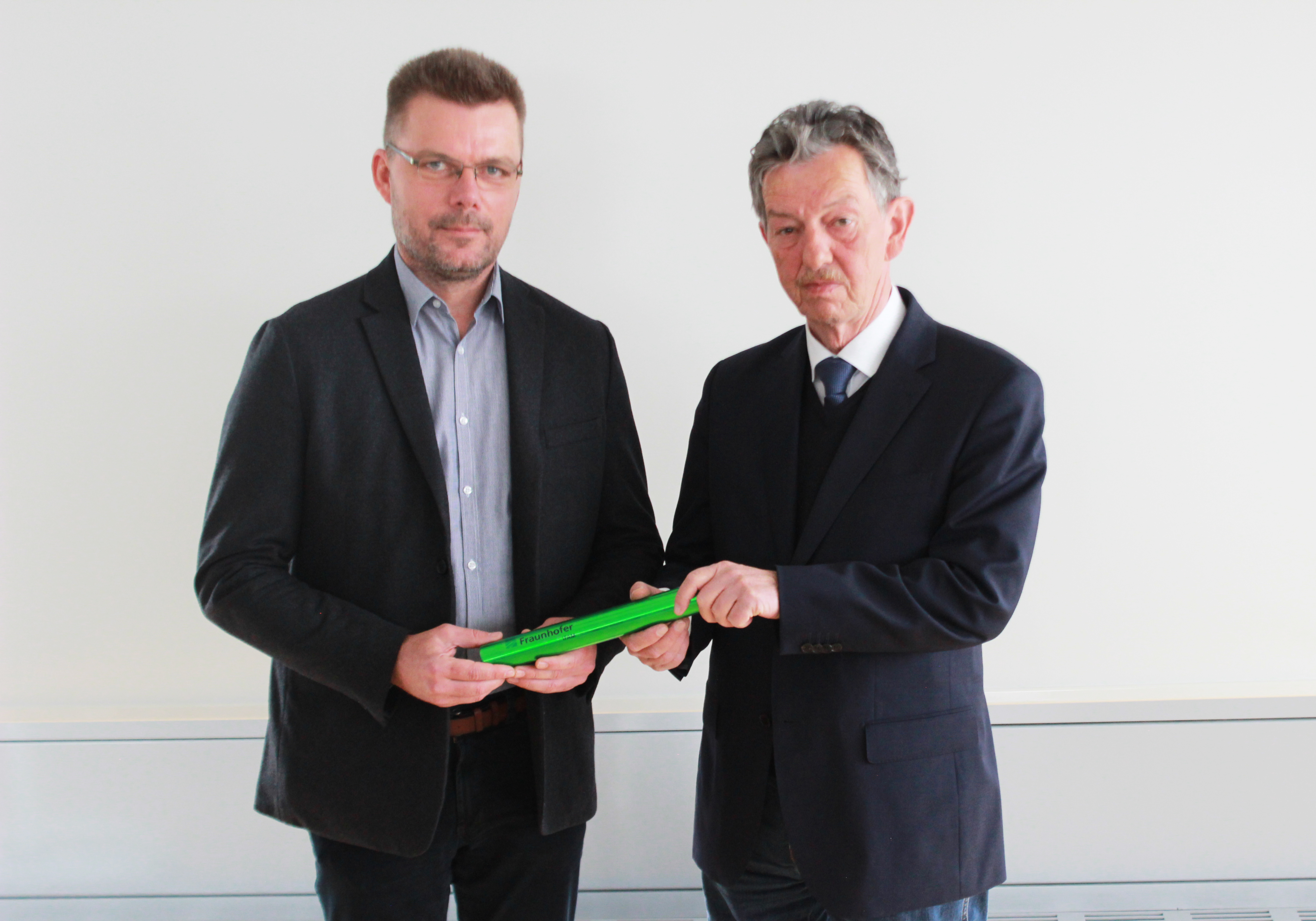 Dr. Thomas Weißgärber (left) takes over the baton for the management of Fraunhofer IFAM Dresden from his predecessor Prof. Bernd Kieback.