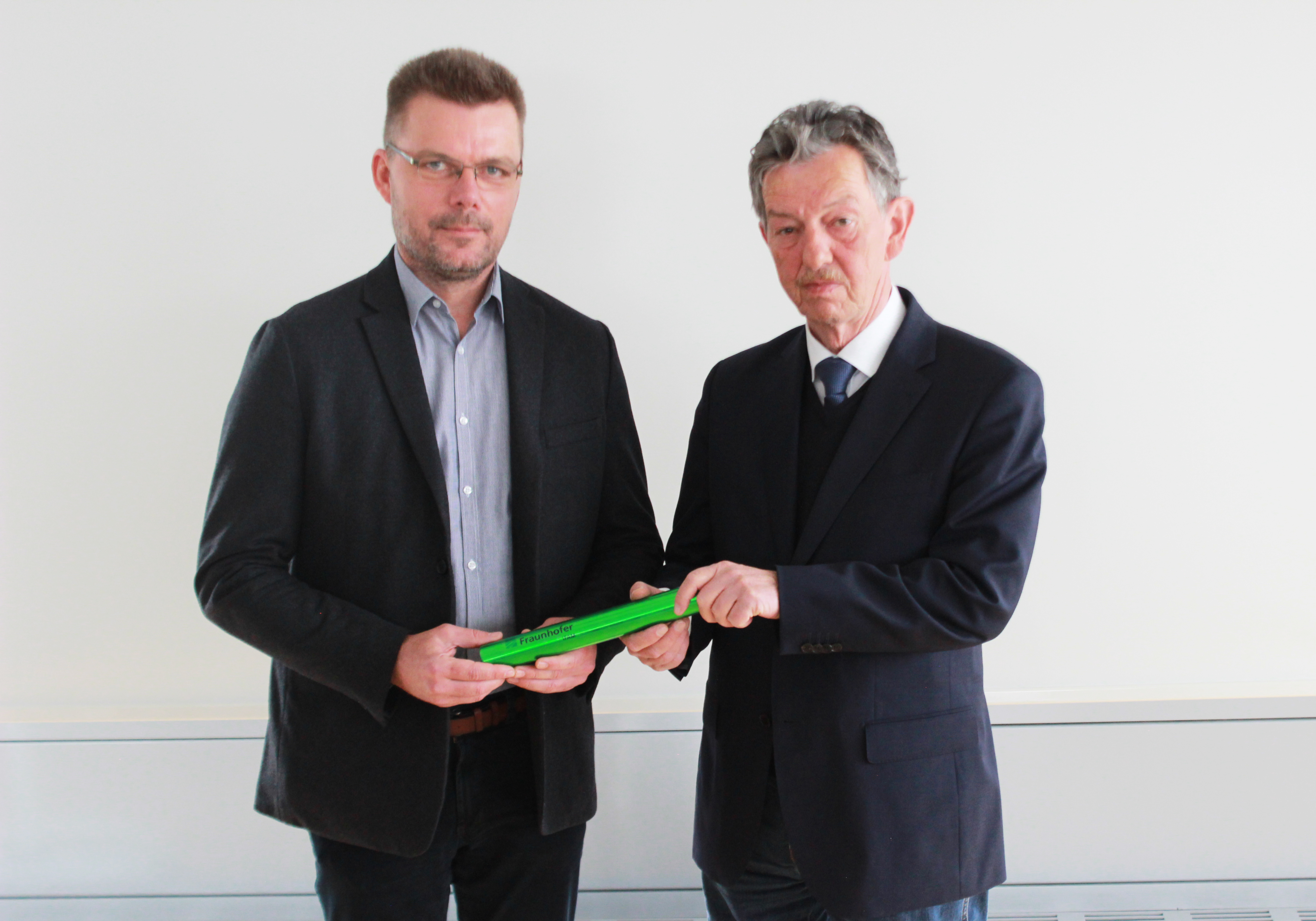 Dr. Thomas Weißgärber (left) takes over the baton for the management of Fraunhofer IFAM Dresden from his predecessor Prof. Bernd Kieback. Dr. Thomas Weißgärber (left) takes over the baton for the management of Fraunhofer IFAM Dresden from his predecessor Prof. Bernd Kieback.