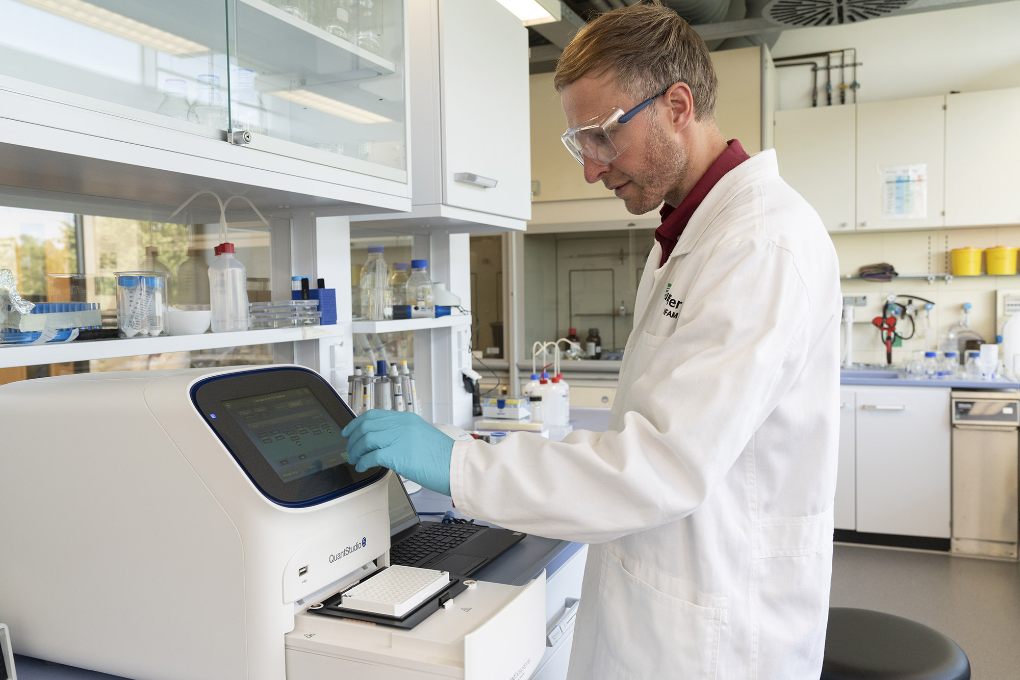 Testing the effectiveness of antiviral surfaces by means of quantitative real-time PCR analysis (qPCR) at Fraunhofer IFAM.