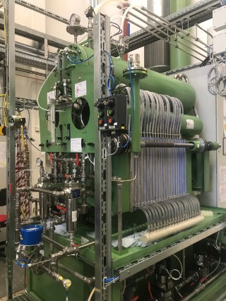 Industrieller alkalischer atmosphärischer Testelektrolyseur am Fraunhofer IFAM Dresden 