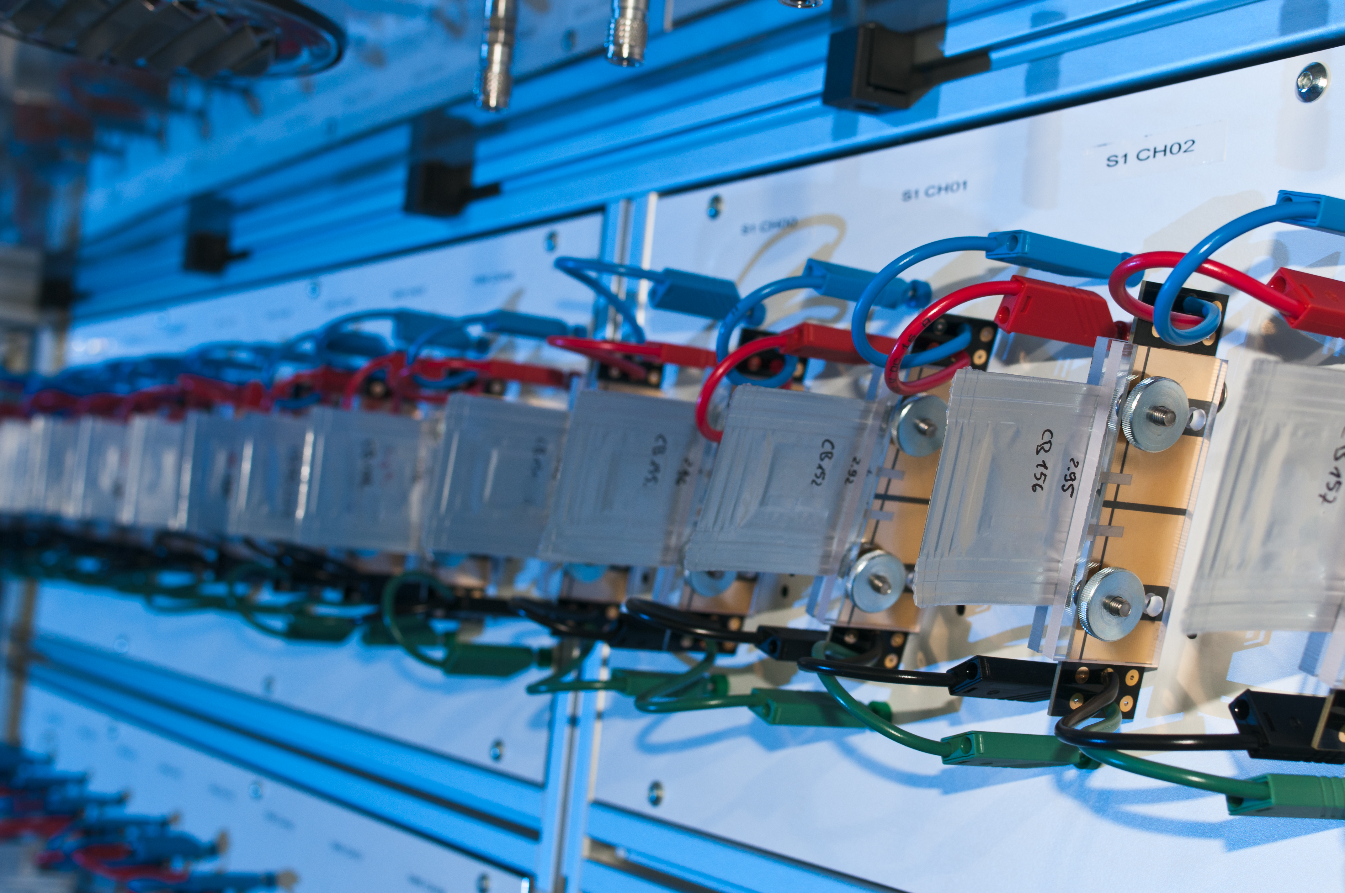 By measuring the so-called dynamic impedance of the battery cells the state of the battery cells during charging can be determined directly