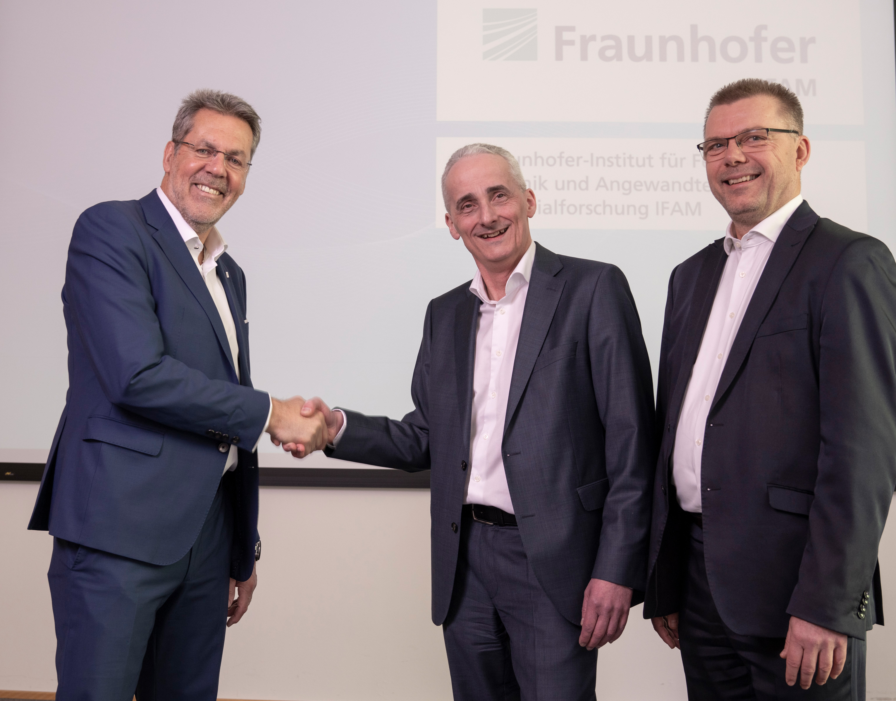 Prof. Dr.-Ing. Matthias Busse was bid farewell to his retirement by Prof. Dr. Bernd Mayer and Prof. Dr.-Ing. Thomas Weißgärber (from left to right). They will now jointly lead Fraunhofer IFAM into the future.