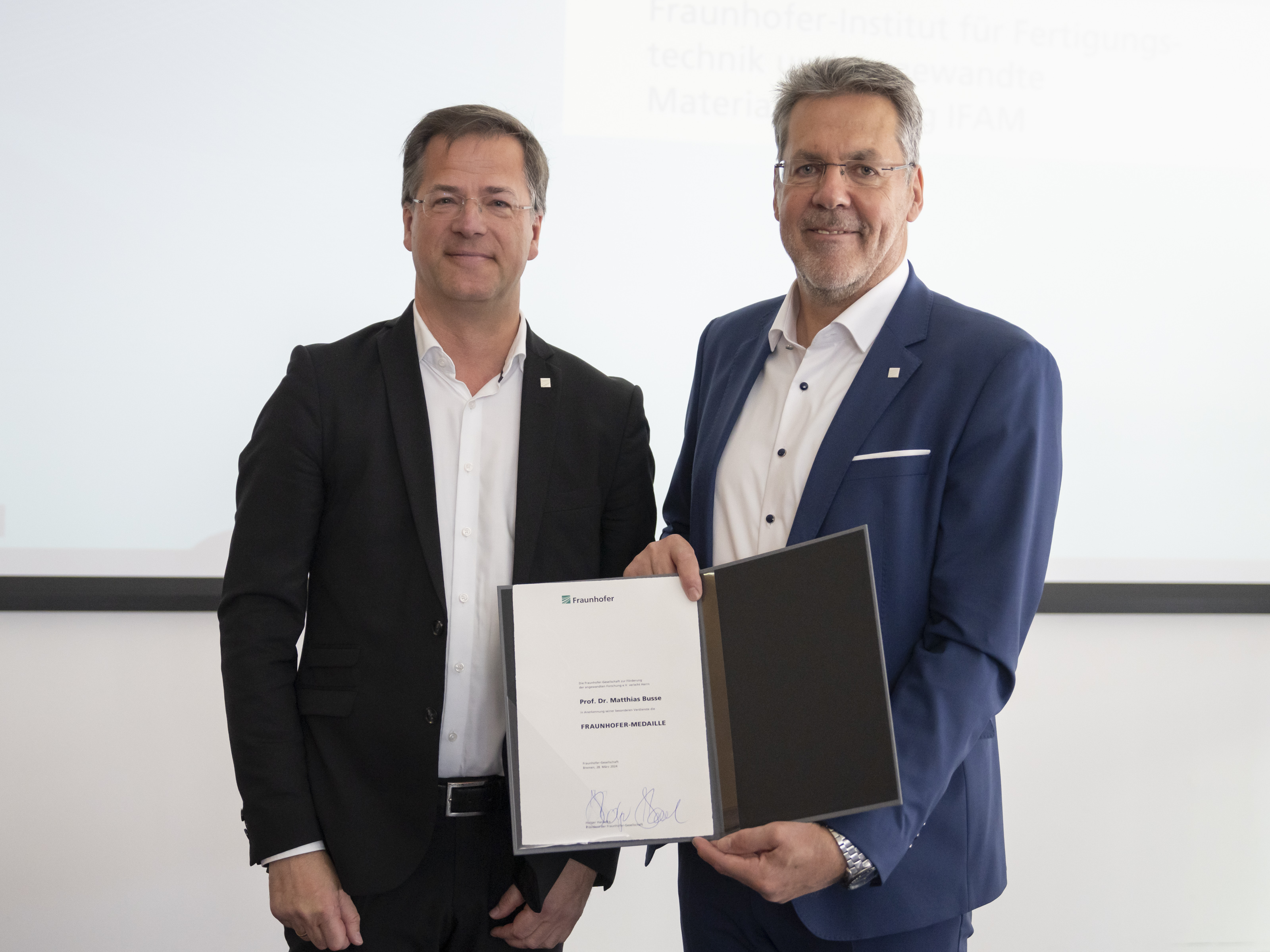 Prof. Dr. Axel Müller-Groeling (left), Executive Board of the Fraunhofer-Gesellschaft e.V., presented Prof. Dr.-Ing. Matthias Busse (right) with the Fraunhofer Medal for his achievements at his retirement ceremony. The medal honors individuals who have rendered outstanding services to the Fraunhofer-Gesellschaft.