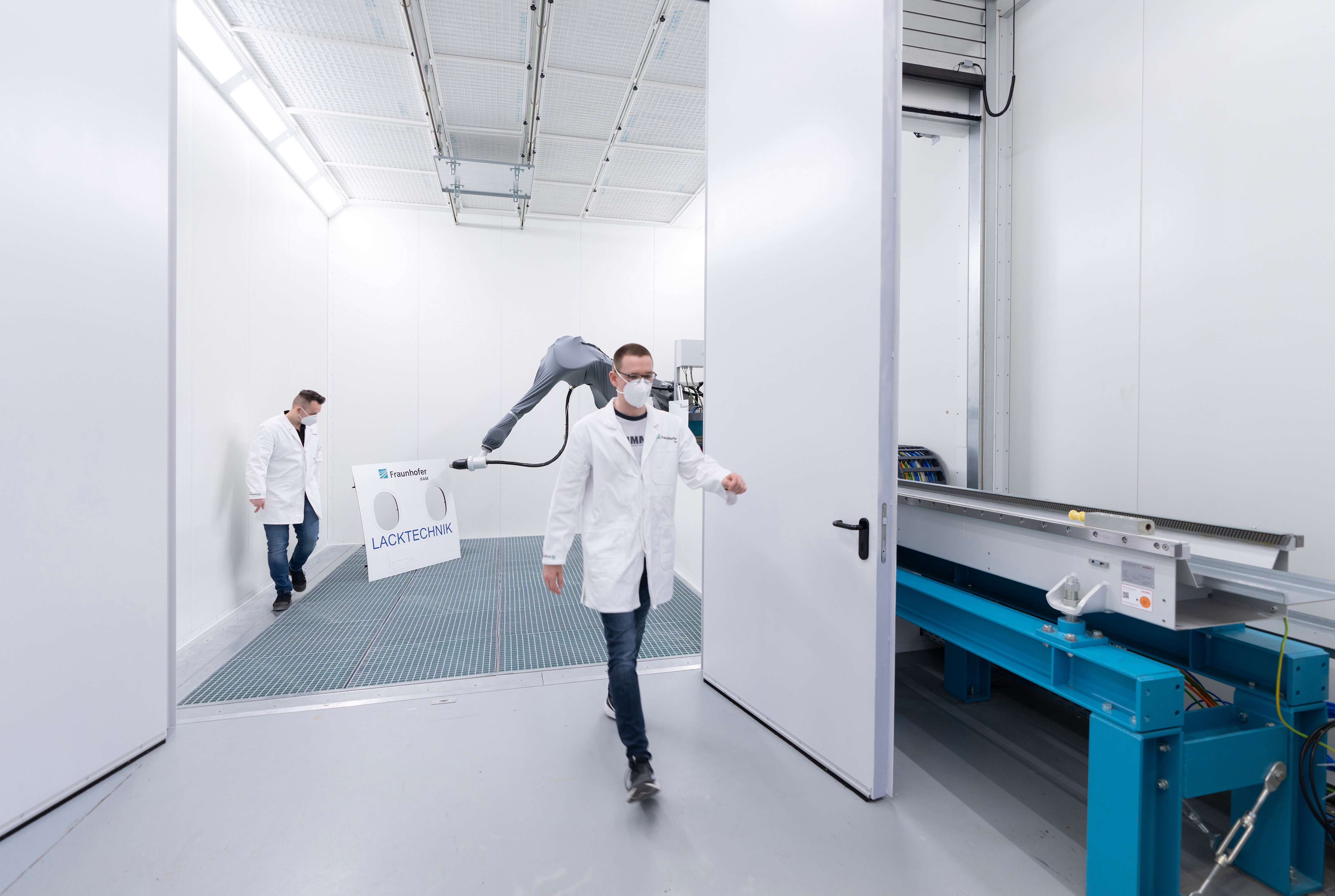 View into the paint booth (back) and pretreatment booth (front) of the »Center for Networked Surface and Coating Technology«.