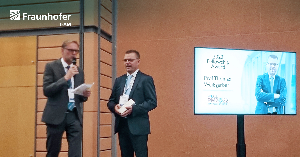 Ralf Carlström presents the EPMA fellowship award 2022 to Prof. Thomas Weißgärber 