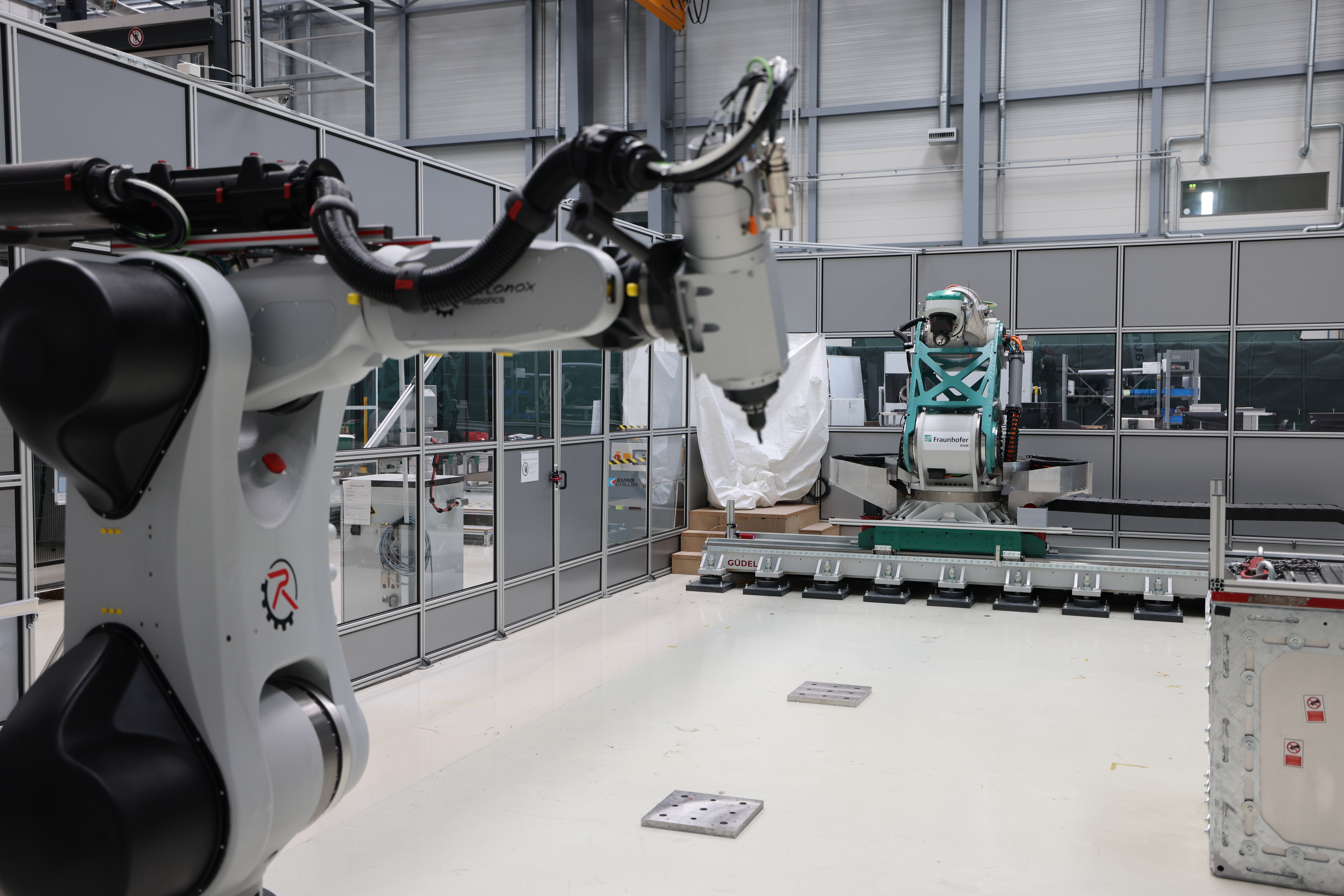 Technology transfer to industrial applications: In the background the flexible milling kinematics developed at Fraunhofer IFAM, in the foreground the jointly developed product solution from autonox Robotics. Technology transfer to industrial applications: In the background the flexible milling kinematics developed at Fraunhofer IFAM, in the foreground the jointly developed product solution from autonox Robotics.