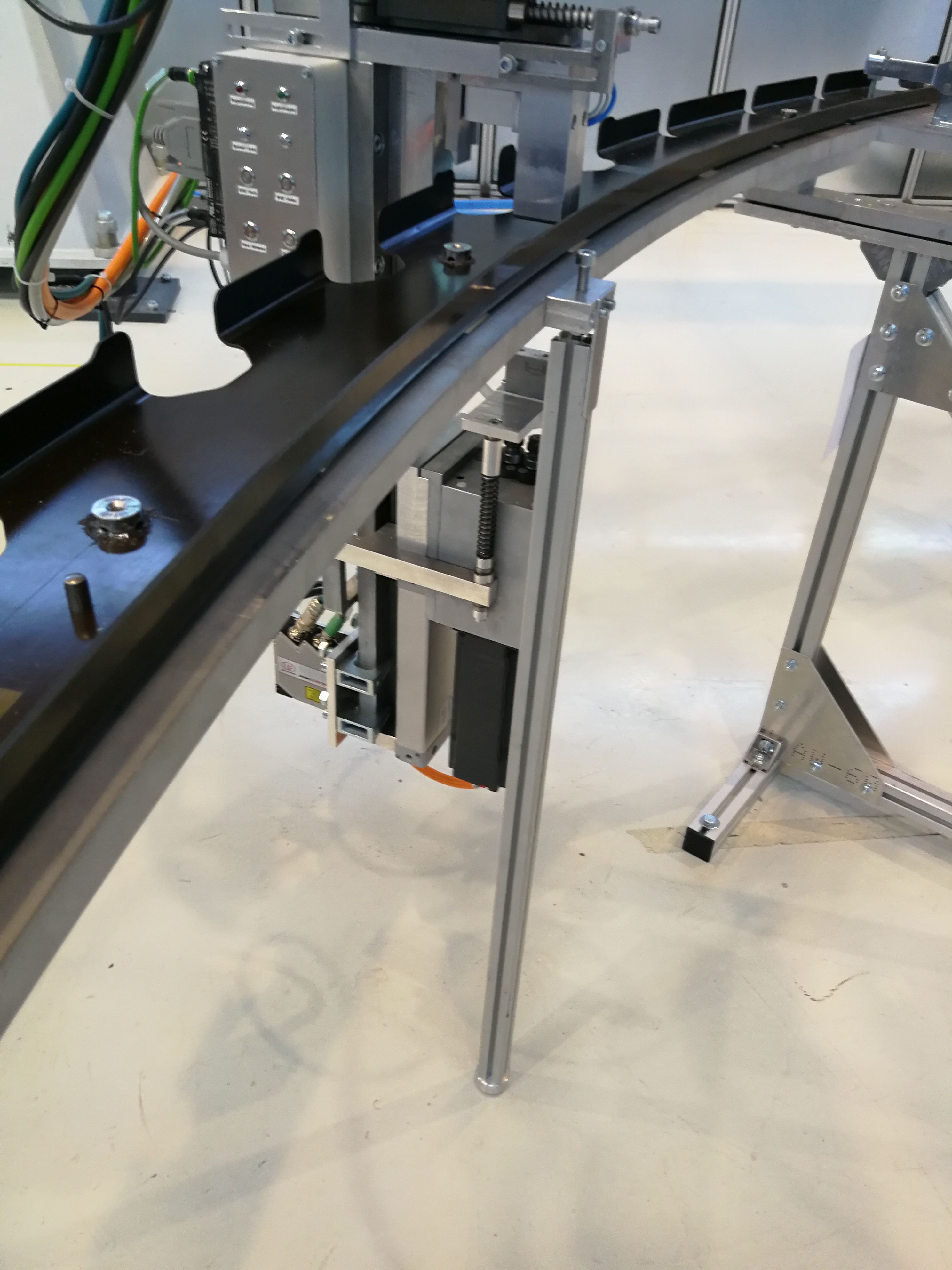 The positioning and drilling end effector developed by Fraunhofer IFAM in Stade during the automated positioning of a cleat on the integral frame.