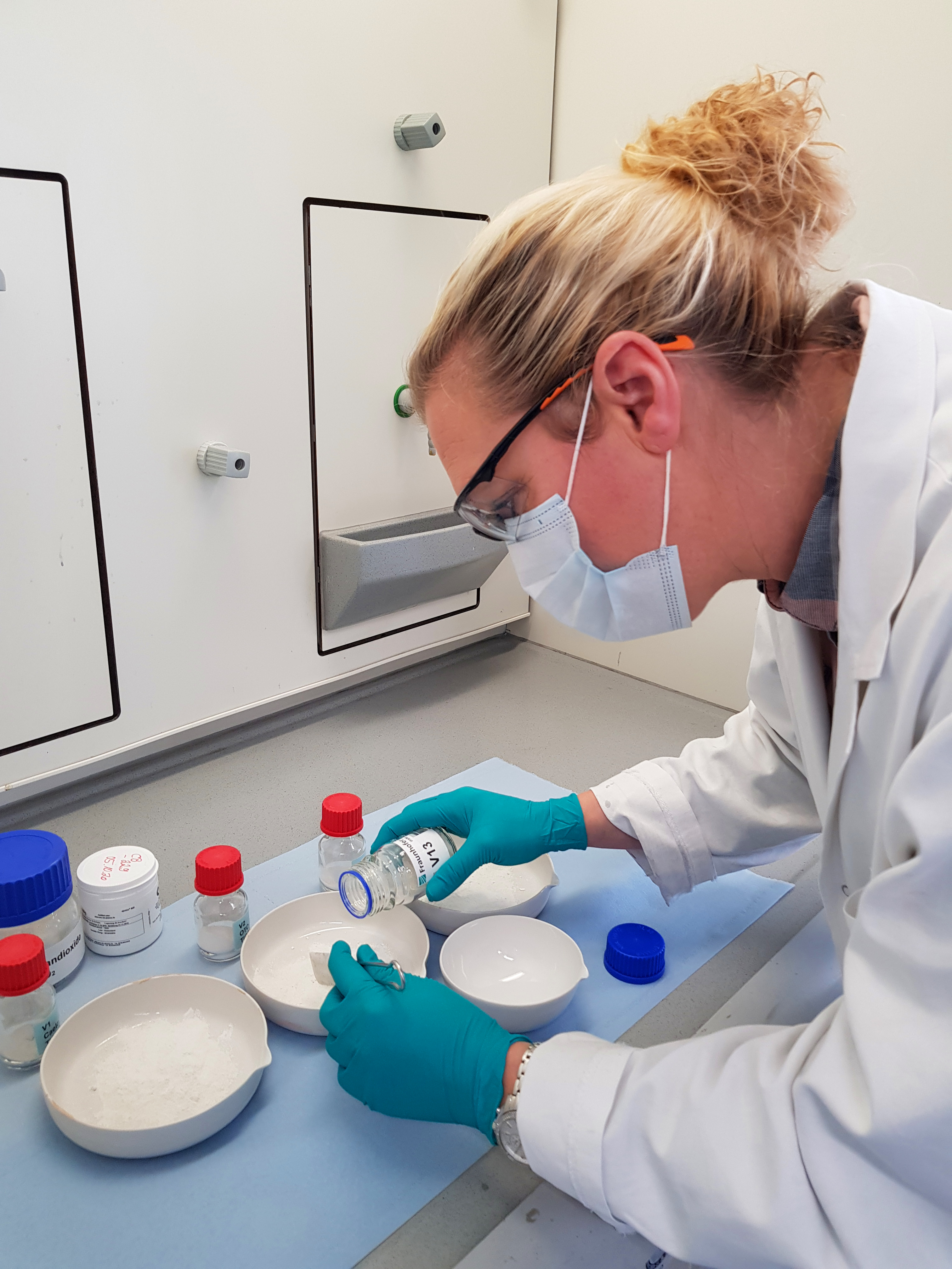 Production of copper-doped titanium dioxide photocatalysts intercalated in layered silicates in the laboratory at Fraunhofer IFAM