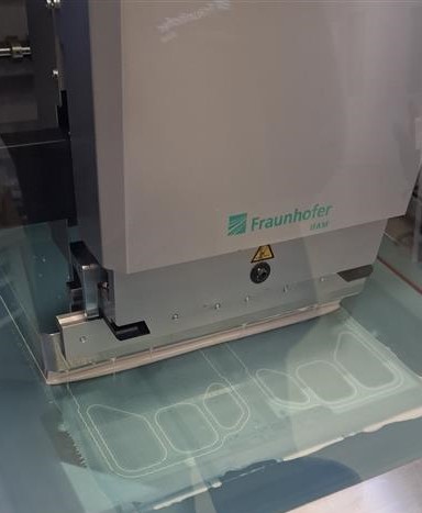 The sealing material is pressed through the open screen meshes using a squeegee and forms a fine contour of the sealing geometry. Depending on the material used, chemical curing is thermally induced, activated by UV rays or, in the case of solvent systems, by physical evaporation of the volatile components. The sealing material is pressed through the open screen meshes using a squeegee and forms a fine contour of the sealing geometry. Depending on the material used, chemical curing is thermally induced, activated by UV rays or, in the case of solvent systems, by physical evaporation of the volatile components.