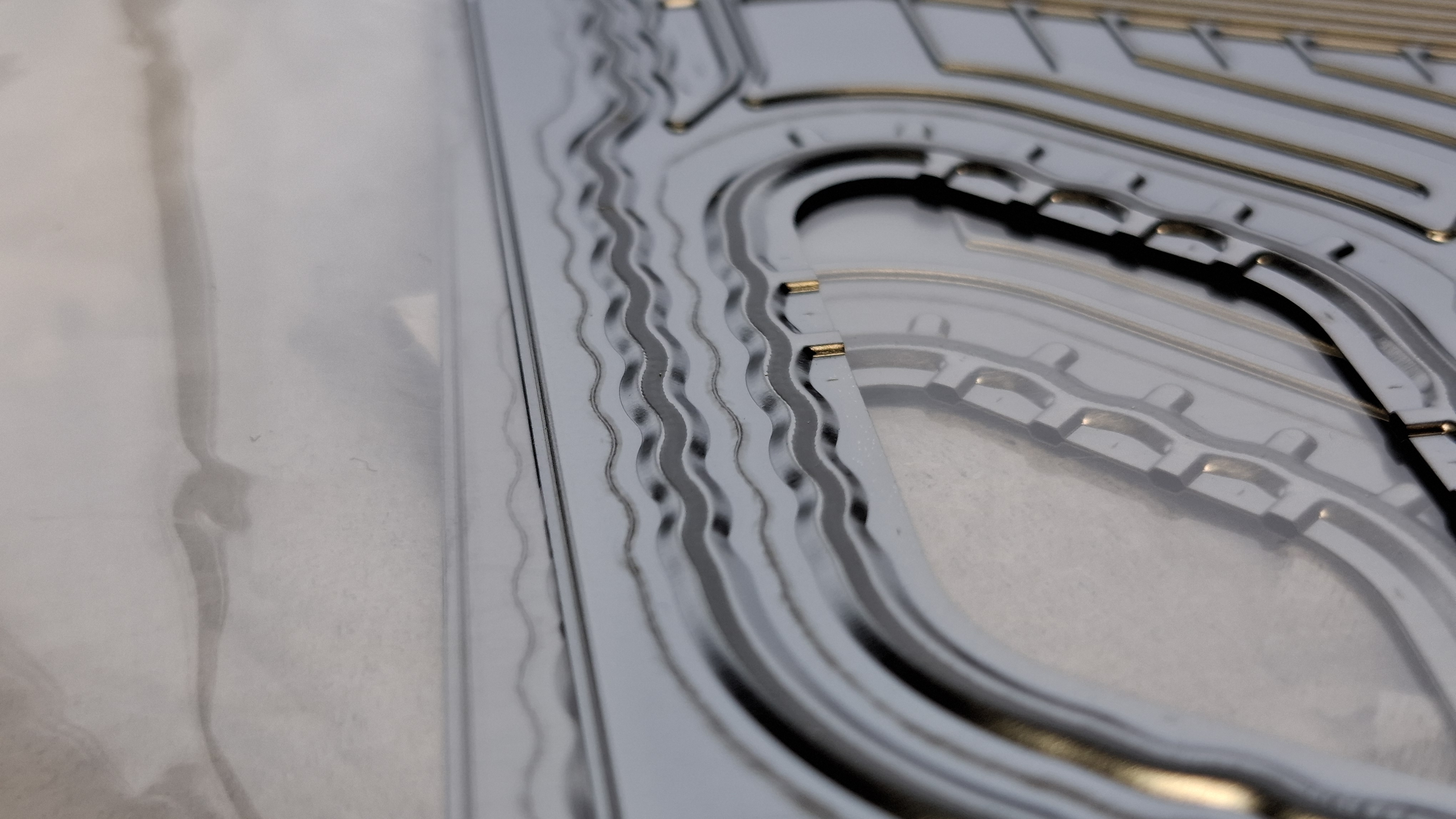 Opaque silicone gasket applied and cured at IFAM as a CIPG variant (Cure in Place Gasket) with a thickness of 60 µm and a web width of 1 mm on the embossed bead contour of the ZSW bipolar plate. Components can now be used for further tests with regard to leakage, material-free and ageing tests as well as disassembly capability after stacking and rapid climatic ageing. Opaque silicone gasket applied and cured at IFAM as a CIPG variant (Cure in Place Gasket) with a thickness of 60 µm and a web width of 1 mm on the embossed bead contour of the ZSW bipolar plate. Components can now be used for further tests with regard to leakage, material-free and ageing tests as well as disassembly capability after stacking and rapid climatic ageing.