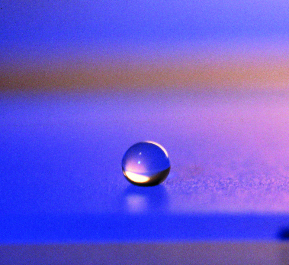 Water-repellant layer on aluminum having a contact angle > 100 ° produced by coating using atmospheric pressure plasma Wasserabweisende Schicht auf Aluminium mit einem Kontaktwinkel > 100 °, erzeugt durch Plasmabeschichtung bei Atmosphärendruck