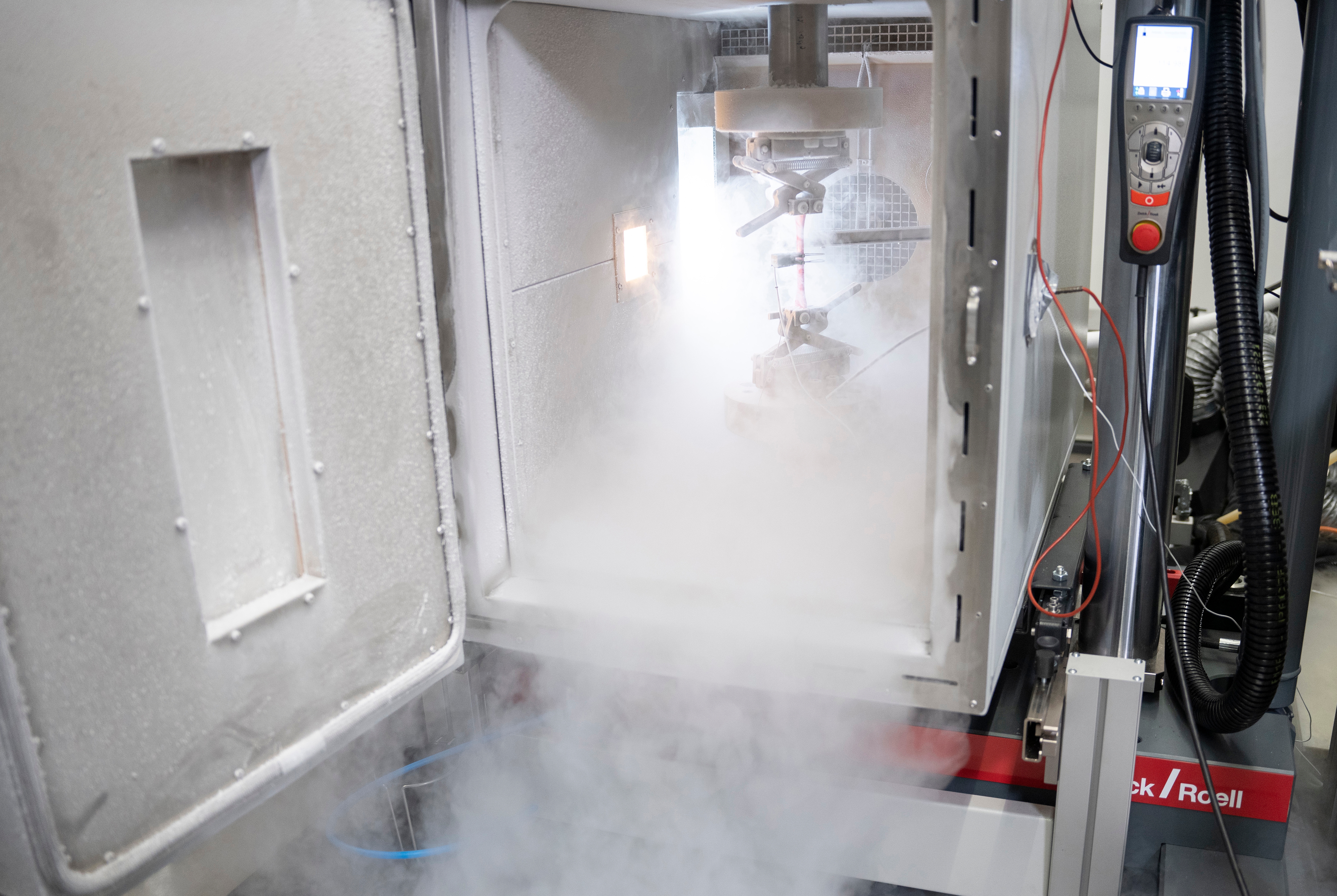 Sample preparation for static and dynamic material testing in the nitrogen-cooled climate chamber.