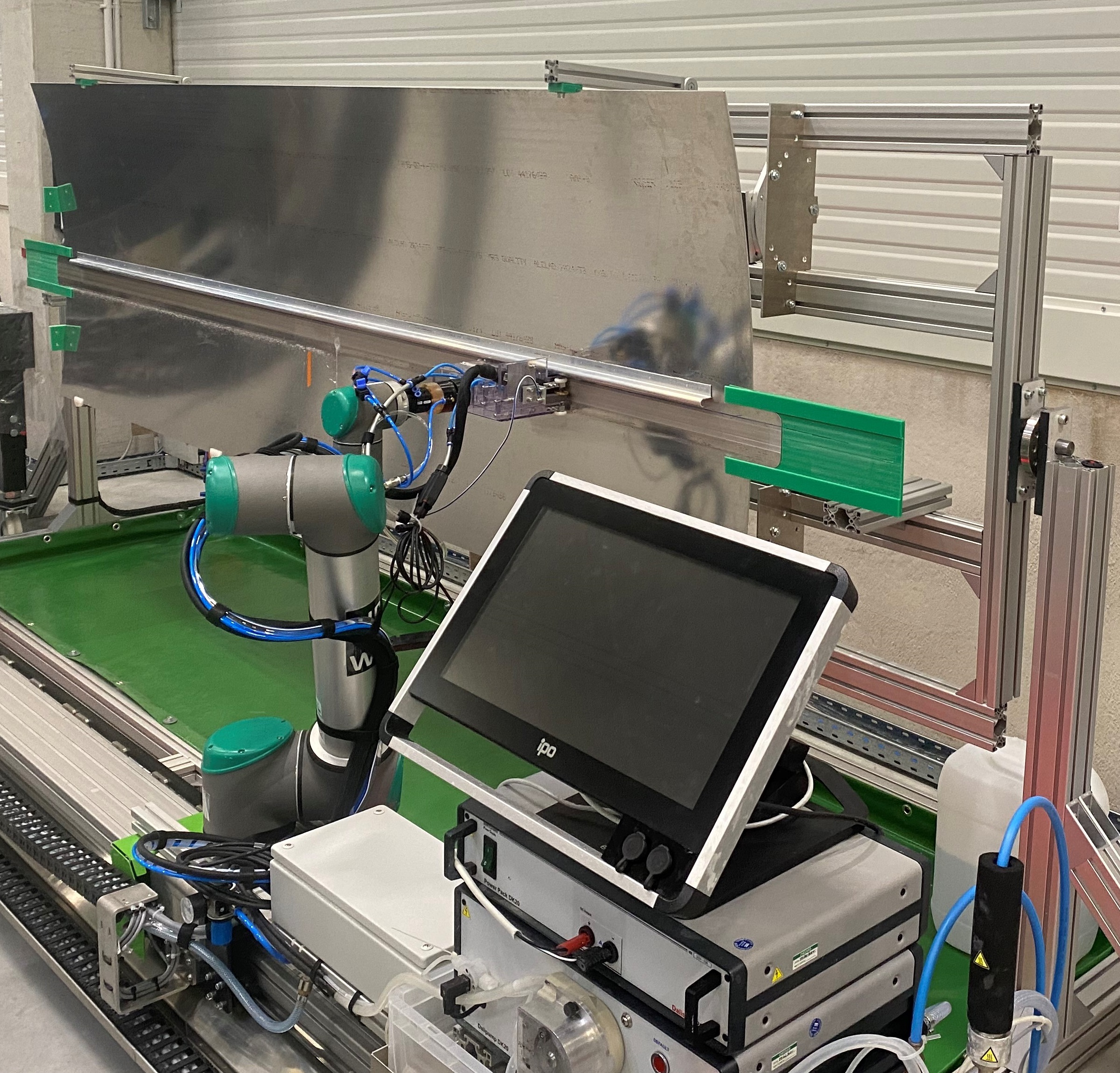Anodizing station with robust component holder, precise linear axis and robotics, equipped with a specialized anodizing end effector for targeted, high-precision surface treatments. Anodizing station with robust component holder, precise linear axis and robotics, equipped with a specialized anodizing end effector for targeted, high-precision surface treatments.