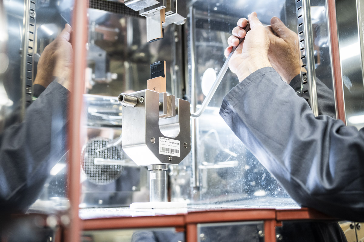 The fatigue behavior of highly elastic thick-film adhesives is investigated under simultaneous exposure to a warm and humid climate.