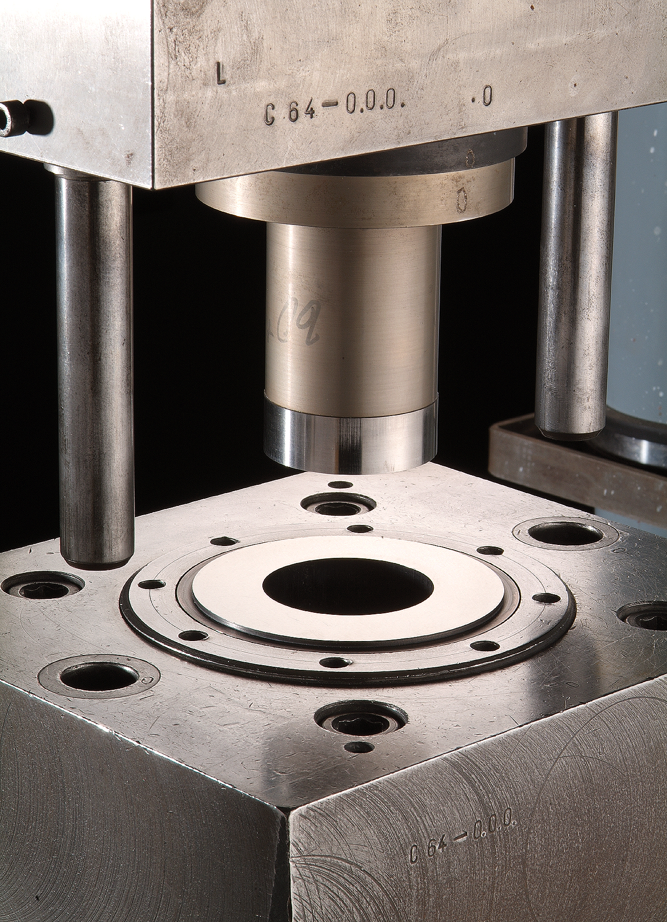 Press with tool for toroidal cores