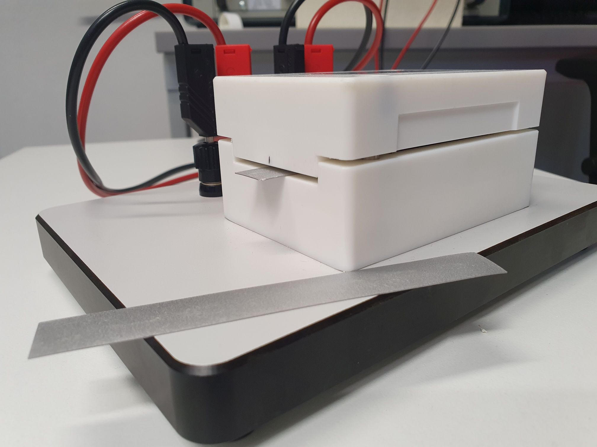Strip tester for magnetic characterization 