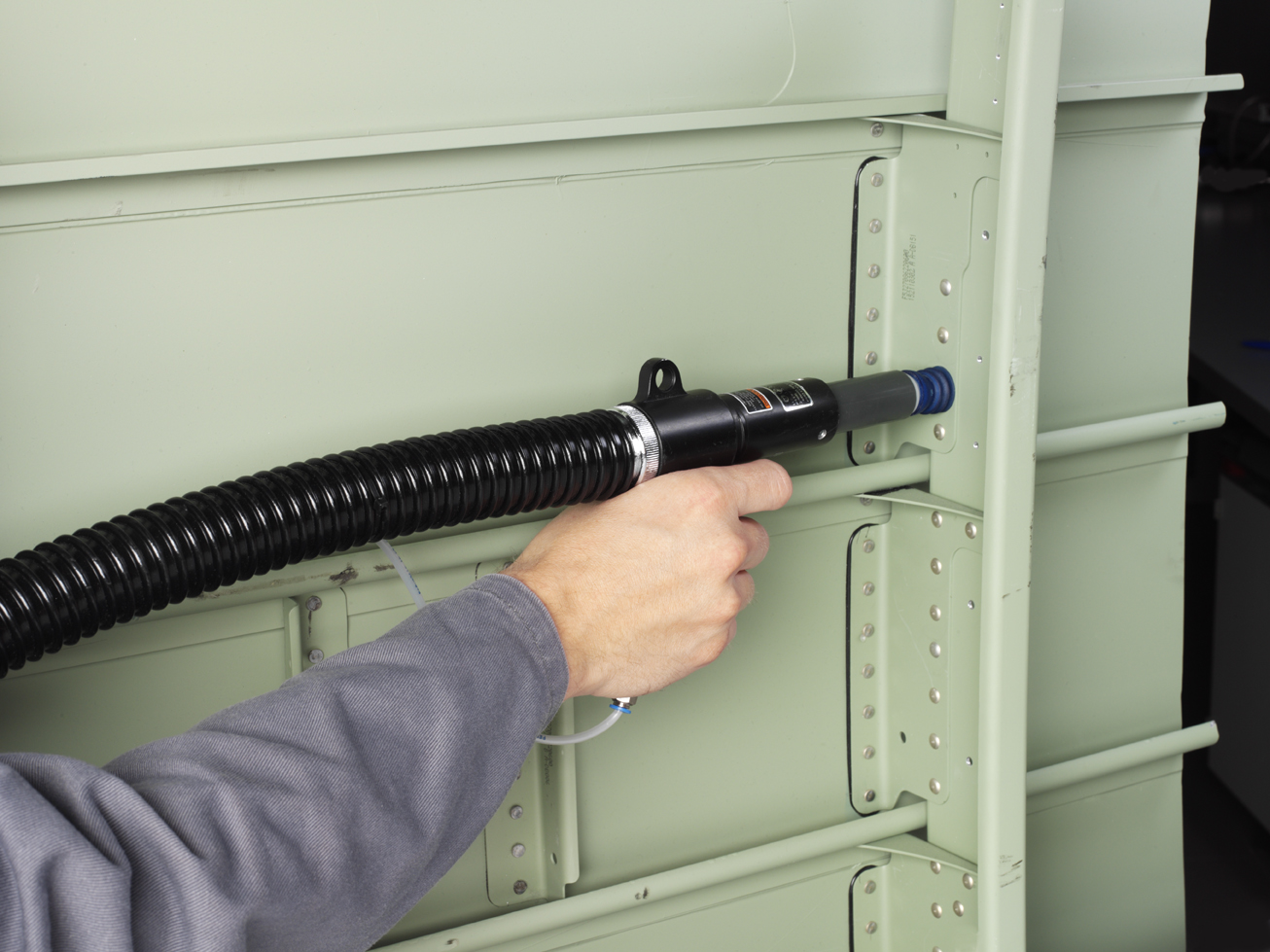 Semi-automatic vacuum suction blasting of fasteners Halbautomatisiertes Vakuum-Saugstrahlen von Verbindungselementen